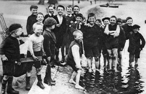 サーペンタイン、ロンドン、1926-1927年の夏のパドラーのグループ