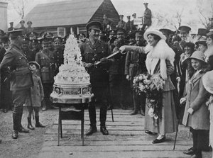 カーキ色のウェディング：花婿の剣でウェディングケーキを切る、1915 作： Unbekannt