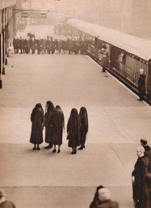 王族の会葬者の孤独なグループ：クイーンメリーとプリンセスロイヤル、1936年。 作： Unbekannt