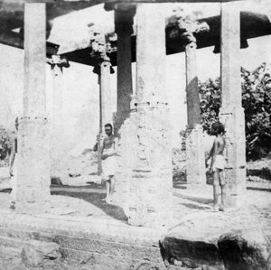 1874年、インドのマドラスの近くにある廃墟の寺院 作： Unbekannt