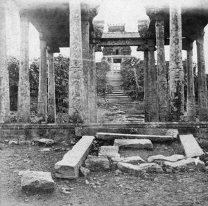 1874年、インドのマドラスの近くにある廃墟の寺院 作： Unbekannt