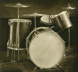 チェコスロバキア製の打楽器のドラムとシンバルのセット、1948 作： Unbekannt