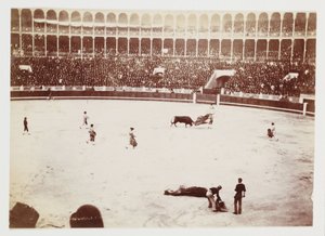 1930年頃、マドリッドのラス・ベンタス・デル・エスピリトゥ・サント闘牛場の大観衆の前で行われた闘牛のスナップショット写真（撮影者不明 作： Unbekannt