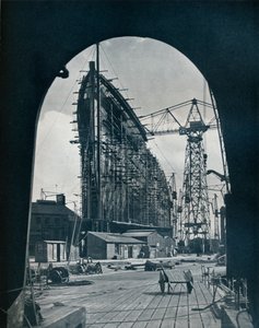 1934年、グラスゴーのクライドバンクにある巨大なキュナードライナー、クイーンメアリーの印象的な弓の眺め