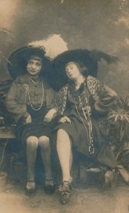 2人の女性のスタジオ写真、c1910 作： Unbekannt