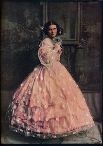 ピンクのシルクの3フラウンスのボールドレス、白い花の咲くガーゼのオーバードレス、1850-60、c1913 作： Unbekannt