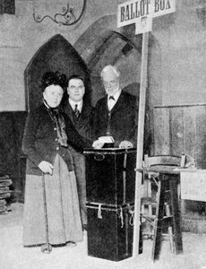 投票箱で自分の票を記録した女性、c1922 作： Unbekannt