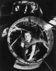 ランカスター爆撃機で働いていた女性、第二次世界大戦、1940年代 作： Unbekannt