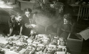 1943年にソビエト連邦赤軍へのプレゼントを準備しているモスクワアートシアターの女優 作： Unbekannt