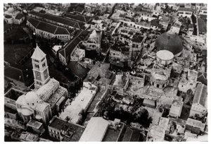 1931年、1933年にツェッペリンから見たパレスチナ、エルサレムの聖墳墓教会の航空写真 作： Unbekannt
