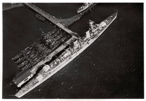 ツェッペリンからのドイツの軽巡洋艦カールスルーエの航空写真、1933年1933年 作： Unbekannt