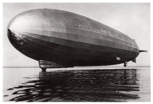 1933年ドイツ、ボーデン湖に着陸した飛行船LZ127グラフツェッペリン 作： Unbekannt