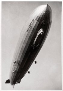 下から見た飛行船LZ127グラフツェッペリン、1933