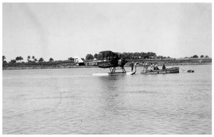 アランコバムスデハビランドDH50がイラクのチグリスに上陸、1926年