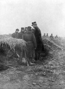 1915年、ベルギーの3番目の王アルベール1世がベルギーのアヴェカペルの塹壕を訪れた