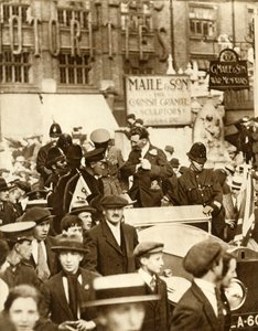 アルコックとブラウン...最初のノンストップの大西洋横断飛行の後、1935年6月1919年、ロンドン。 作： Unbekannt
