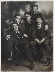 Alexey Kruchenykh、David Burlyuk、Vladimir Mayakovsky、Nikolai Burlyuk、Benedikt Livshits、1913 年。