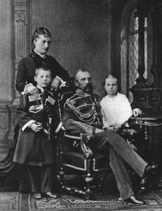 ロシアのアレクサンドル2世とエカテリーナ・ミハイロヴナ・ユリエーフスカヤ王女と子供たち（1880年頃）。 作： Unbekannt