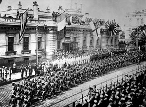1918年9月、ロシアのウラジオストクでの連合軍の兵士と船員 作： Unbekannt