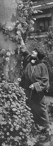 Amelita Galli-Curci-バラを集める素晴らしい歌姫、彼女のお気に入りの花、c1925 作： Unbekannt