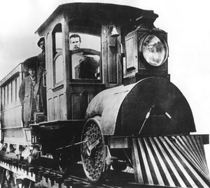 アメリカの発明家、トーマスアルバエジソンが電気鉄道に乗船、1892年
