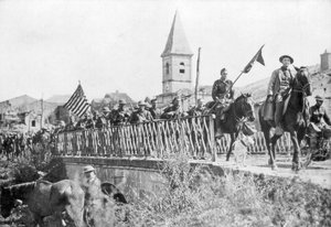 1918年9月12〜15日、フランスのサンミエル近くのノンサードの村に入るアメリカ人兵士 作： Unbekannt