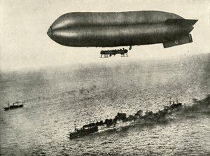 1919年に輸送船を護衛する飛行船。 作： Unbekannt