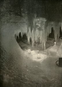 冬の氷の洞窟。ハリケーンランプの光、c1908、1909で撮影。 作： Unbekannt