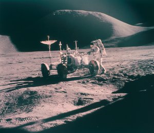 1971年8月、アポロ15号の宇宙飛行士ジェームズアーウィンと月面車