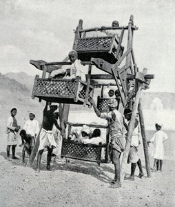 大輪を楽しむアラビアの子供たち、1922