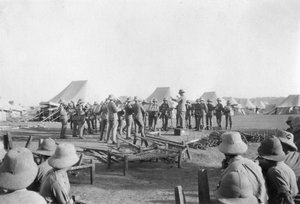アーミーバンドの練習、ハウシェラ、1917 作： Unbekannt