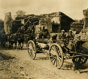 フランス北部のボーゼを通過する砲兵隊c1914-c1918 作： Unbekannt