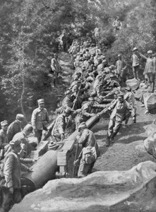 砲兵の駒が600人の兵士に引っ張られた、第二次イゾンツォの戦い、第一次世界大戦、1915 作： Unbekannt