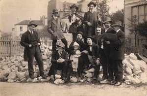 モンパルナスの「ラ・リューシュ」の前に立つアーティストたち（1914年）。 作： Unbekannt