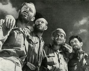 ドイツ人がアラメインに突き刺したとき、これらの4人の男性はイギリスの路線、c1942-1943、1945年に歩きました。 作： Unbekannt