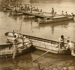ポンツーンブリッジの組み立て、c1914-c1918 作： Unbekannt