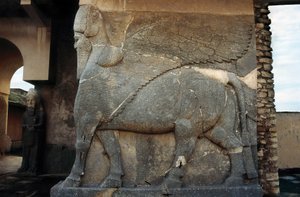 アッシリア美術：宮殿の入口を守る翼のある雄牛、彫刻。