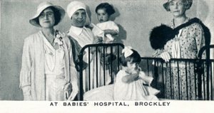 1933年1937年、ブロックリーの赤ちゃん病院で 作： Unbekannt