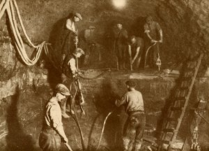 ニューマージートンネルで作業中、c1930。
