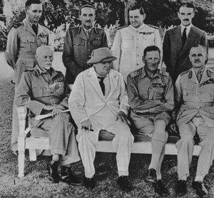 エジプトの前線：1942年中東戦争評議会のメンバーとカイロのチャーチル氏 作： Unbekannt