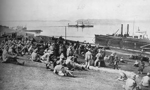 1915年、ドナウ川のほとりで正午に休んだセルビア人によって捕らえられたオーストリアの囚人。 作： Unbekannt