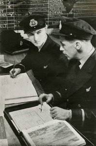 BOAC航海士が飛行計画を作成、第二次世界大戦、c1939-c1944 1946。 作： Unbekannt
