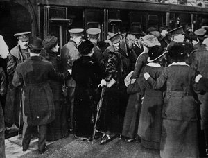 1915年にロンドンのビクトリア駅から塹壕に戻る。 作： Unbekannt