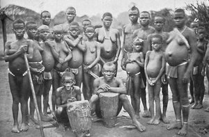 1902年に2人のウェールズ人女性がいるバンブーテピグミーグループ