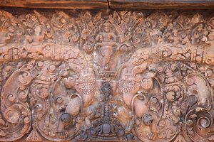 カンボジアのアンコール遺跡にあるバンテアイ・スレイ寺院。複雑な彫刻が施されている。カンボジア・シェムリアップ 作： Unbekannt