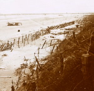 ビーチの有刺鉄線バリア、ニーウポールトバート、フランダース、ベルギー、c1914-c1918 作： Unbekannt