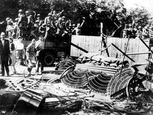 1944年8月、パリのコンコルド広場の近くに建てられたバリケード