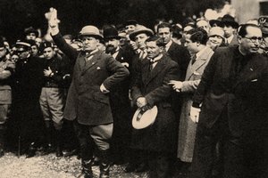 ローマ行進の直後、ファシスト党員の間にいるベニート・ムッソリーニ。 作： Unbekannt