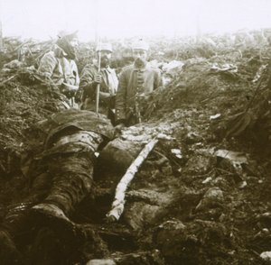 遺体と囚人、フランス北部のレザルパージュ、1915年。 作： Unbekannt
