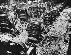 1943年4月4日、パリのセーヴルにあるルノー工場での爆弾被害 作： Unbekannt